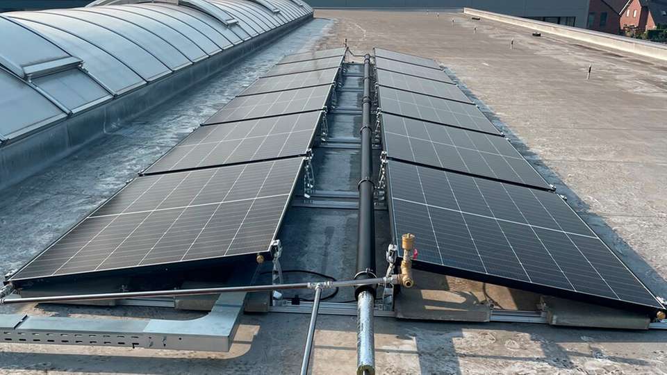PVT-Kollektoren, Speicher und eine Wärmepumpe versorgen das Firmengebäude in Harsewinkel vollständig mit erneuerbarer Energie – effizient und unabhängig von fossilen Quellen.