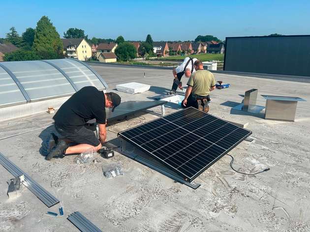 Der SHK-Betrieb Mussenbrock hat eine PVT-Anlage und Speicher von TWL mit einer Wärmepumpe und Kühldecken kombiniert.