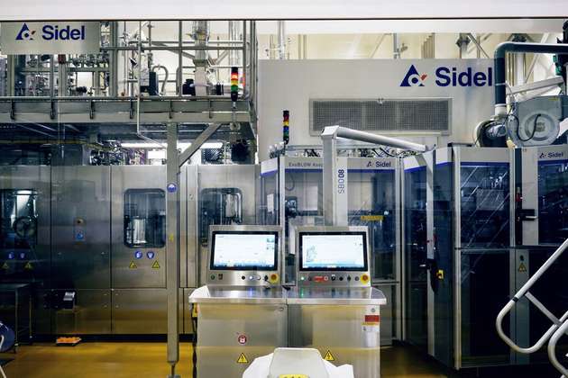 Die Maschinen von Sidel werden eingesetzt, um eine vollständig aseptische PET-Abfülllinie zu betreiben, die Preformen sterilisiert, Flaschen formt, befüllt und verschließt – mit dem Ziel, Produktsicherheit, Effizienz und Nachhaltigkeit in der Getränkeproduktion zu maximieren.