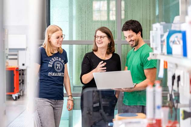 Projektmitarbeiterin Dorothee Albers, Prof. Dr. Sandra Rosenberger und Andreas Fischer von Mann+Hummeö Water & Fluid Solutions vor dem Versuchsaufbau.