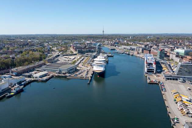 Geplanter Ladepark für E-Lkw am Kieler Hafen: Zwei Standorte sollen ab 2026 Hochleistungsladen mit Grünstrom ermöglichen.