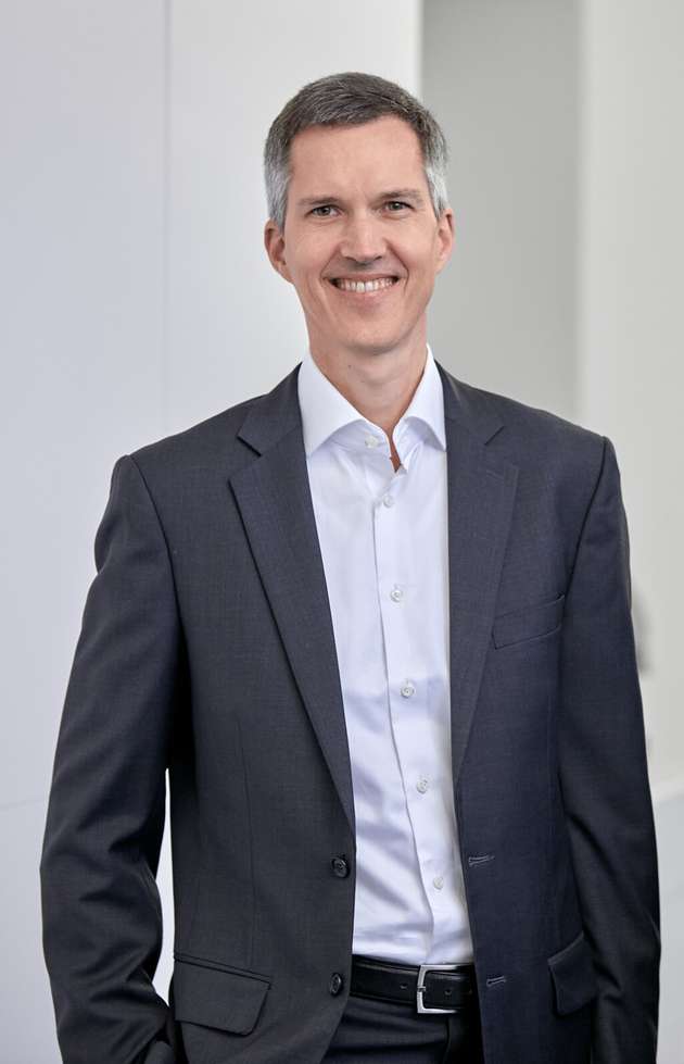 Klaus Fiedler, CEO, LPKF Laser & Electronics SE: Die Productronica feiert ihr 50-jähriges Jubiläum – und LPKF feiert mit. Als Messebeirat freue ich mich ganz besonders über diesen Meilenstein. Gleichzeitig feiern wir 25 Jahre ProtoLaser, ein Innovationsmotor für das PCB-Prototyping. Auf der Productronica zeigen wir, wie unsere Lasertechnologien alle Schritte der Elektronikfertigung abdecken – von Prototyping über Depaneling bis Advanced Packaging. Der doppelte Geburtstag beweist: Innovationen entstehen dort, wo Erfahrung und partnerschaftlicher Austausch Zukunft möglich machen.
Halle B2, Stand 305