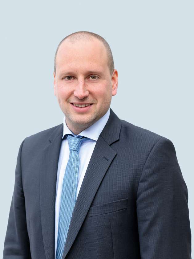 Maximilian Baumann, Sales Manager Mass Interconnect, ODU: Ob Standardstecker oder maßgeschneiderte Lösung – ODU steht für hochwertige Verbindungen, die in unterschiedlichen Branchen zum Einsatz kommen. Auf der Productronica bietet sich die Gelegenheit, unser umfassendes Portfolio einem internationalen Publikum zu präsentieren. So vielfältig wie die Messe selbst ist auch unser Stand: Hier zeigen wir, was moderne Verbindungstechnik leisten kann – von High-Voltage- und Power-Anwendungen bis hin zu innovativen Fiber-Optic-Lösungen. Erleben Sie modulare Mass-Interconnect-Lösungen wie die ODU-MAC Black-Line mit der neuen, platzsparenden Compact Class.
Halle A1, Stand 131