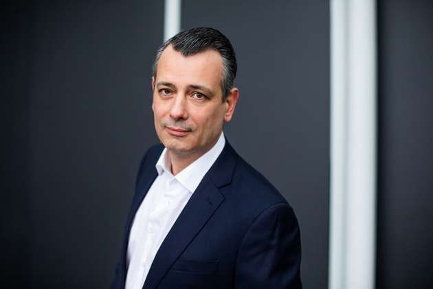 Patrick-Steeven Skwara, Marketing Manager DACH-MEA, Panduit: Panduit präsentiert auf der Productronica 2025 innovative, effiziente, sichere und nachhaltige Lösungen für die industrielle Elektrotechnik. Thermotransferdrucker ermöglichen schnellen, hochwertigen Etikettendruck mit bis zu 600 DPI (auch in hoher Stückzahl) für scharfe, beständige Kennzeichnungen. Zudem sorgen hochbelastbare Kabelschellen (kurzschlussfest nach IEC 61914:2015) für eine sichere, zeitsparende Installation und halten unter anspruchsvollen Bedingungen extremen Kräften stand, sodass Kabel sicher fixiert bleiben. Umweltfreundliche Kabelbinder und Befestigungselemente aus recyceltem Nylon 6.6 reduzieren die CO2-Bilanz um bis zu 36  Prozent gegenüber Standardlösungen, bei gleicher Leistung und Zuverlässigkeit.
Halle B4, Stand 119