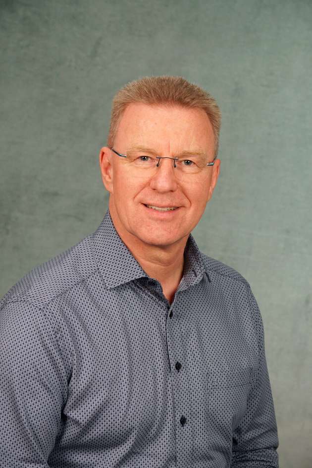 Stefan Glaser, Director Product Management New Technologies & Standardization Automotive, TE Connectivity: TE Connectivity präsentiert auf der Productronica 2025 als Kooperationspartner der Firma Cellios erstmals eine robotergesteuerte Fertigungszelle, die Kabelbäume vollautomatisch – von den Einzelkomponenten bis zur geprüften Baugruppe – produziert. Die Anlage definiert neue Maßstäbe für Automatisierung in der Leitungssatzproduktion. Als zentraler Entwicklungspartner liefert TE Connectivity Steckverbinder, Kontakte, Applikationswerkzeuge und umfassende Expertise in automatisierbaren Komponenten und Baugruppen.
Halle B4, Stand 131