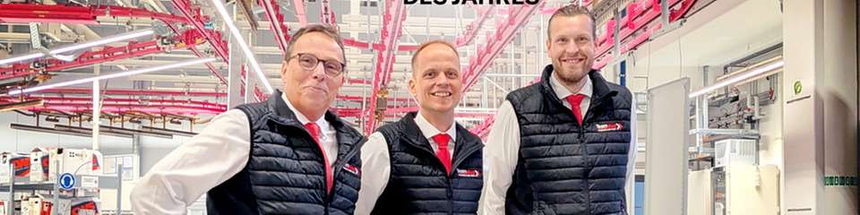 Teamwork in der „Fabrik des Jahres 2025“ (v.l.n.r.): Werkleiter Jürgen Kromer, Dennis Benfer, Head of Digital Processes / Production Planning, und Moritz Heide, Vice President Rittal Digital Operations.