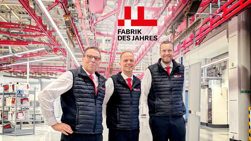 Teamwork in der „Fabrik des Jahres 2025“ (von links nach rechts): Werkleiter Jürgen Kromer, Dennis Benfer, Head of Digital Processes / Production Planning, und Moritz Heide, Vice President Rittal Digital Operations.