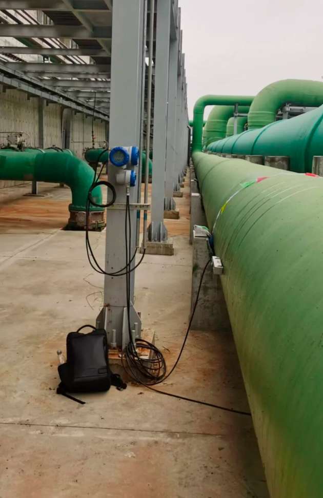 Optisonic-6300-Geräte überwachen den Meerwasserdurchfluss entlang der Pipeline.