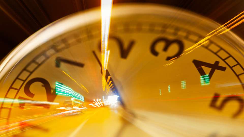 Thorium-Uhr bringt neue Erkenntnisse zur Feinstrukturkonstante Die Thorium-Atomkernuhr der TU Wien nutzt winzige Formänderungen im Atomkern, um elektrische Felder mit höchster Genauigkeit zu messen – und liefert damit neue Ansätze zur Erforschung der Grundlagen physikalischer Kräfte.