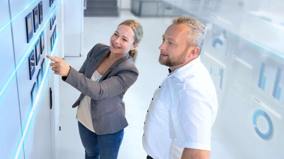 Janitza SPS-Keyvisual: „Die Zukunft vorantreiben – flexible und integrierte Branchenlösungen“.