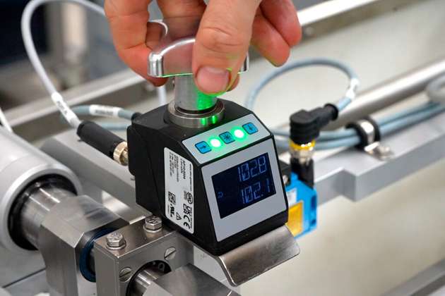 Schneller Wechsel des Produktformates durch Einstellhilfen an zahlreichen Maschinenfunktionen. Dafür lädt der Operator das gewünschte Format am Display. Die Spindeln übernehmen die neuen Sollwerte und wechseln nach manueller Einstellung von Rot auf Grün.