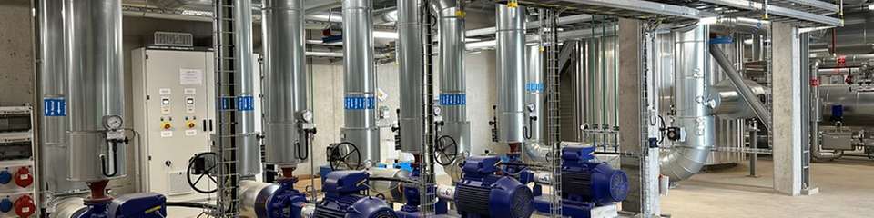 Jeder Wärmepumpe sind zwei ACS880-37 zugeordnet, um die zwei Stufen der Wärmepumpe drehzahlvariabel zu regeln.