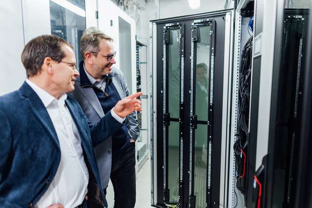 Prof. Dr. Jens Meiler (rechts) und Prof. Dr. Christian Mayr begutachten das neue KI-Chip-gesteuerte System an der Universität Leipzig.