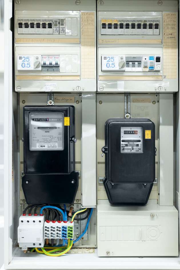 Überspannungsschutz ist ein wichtiges Thema in der Gebäudeinstallation. Der Kombiableiter FLT-MB lässt sich aufgrund seiner kompakten Bauweise auch bei Nachrüstungen problemlos in beengten Verteilerschränken unterbringen.