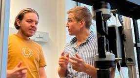 Wiederverwertbares Fluor verbessert Eigenschaften von abbaubaren Polyester-Kunststoffen Christoph Fornacon-Wood und Prof. Dr. Alex J. Plajer an einer Zugprüfmaschine, mit der man mechanische Eigenschaften von Polymeren untersuchen kann.