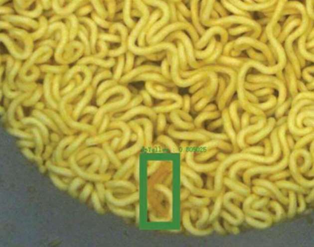 KI-gestützte Bildverarbeitungssysteme finden Verunreinigungen oder Mängel in Instantnudeln erheblich schneller und zuverlässiger als menschliches Personal.