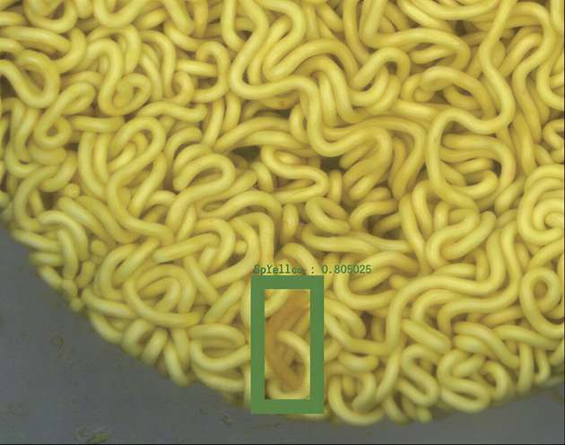 KI-gestützte Bildverarbeitungssysteme finden Verunreinigungen oder Mängel in Instantnudeln erheblich schneller und zuverlässiger als menschliches Personal.