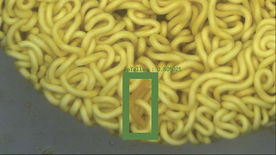 Bildverarbeitung in der Instantnudel-Produktion: KI-gestützte Inspektionssysteme erkennen Defekte wie überkochte Stärke, Rückstände, Fett und Risse in Echtzeit.