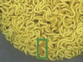 Bildverarbeitung in der Instantnudel-Produktion: KI-gestützte Inspektionssysteme erkennen Defekte wie überkochte Stärke, Rückstände, Fett und Risse in Echtzeit.