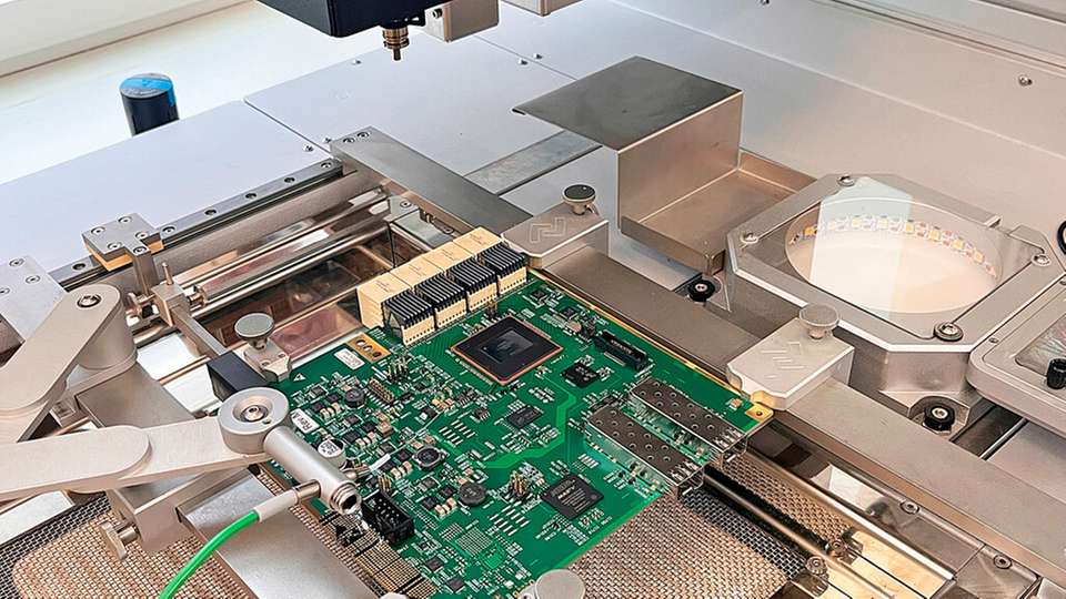 Automatisiertes Rework: Präzision auf Mikrometer-Niveau Effizient und reproduzierbar – Rework bei Heitec.