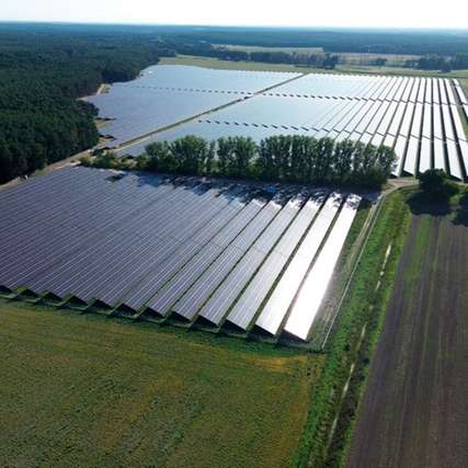 Der Solarpark Frankeförde mit knapp 73 MW, nach nur sechs Monaten Bauzeit von GP Joule ans Netz gebracht.