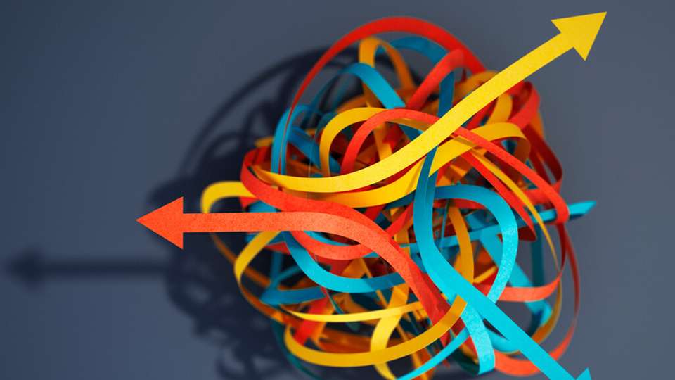 Noch herrscht Chaos bei KI: Bei den meisten Unternehmen gibt es keine Sicherheitskonzepte, klare Vorgaben oder Regeln für (vertrauliche) Daten. Dabei kann KI ohne strategische Kontrolle eher Probleme schaffen als lösen.