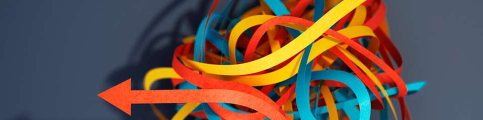 Noch herrscht Chaos bei KI: Bei den meisten Unternehmen gibt es keine Sicherheitskonzepte, klare Vorgaben oder Regeln für (vertrauliche) Daten. Dabei kann KI ohne strategische Kontrolle eher Probleme schaffen als lösen.