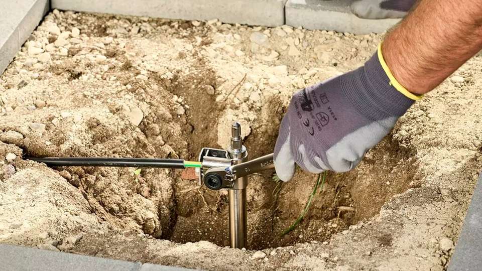 Normgerecht, effizient und einfach zu installieren: Das Tiefenerder-Set D18014 von DEHN zur Nachrüstung von Erdungs-anlagen.