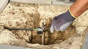 Normgerecht, effizient und einfach zu installieren: Das Tiefenerder-Set D18014 von DEHN zur Nachrüstung von Erdungs-anlagen.