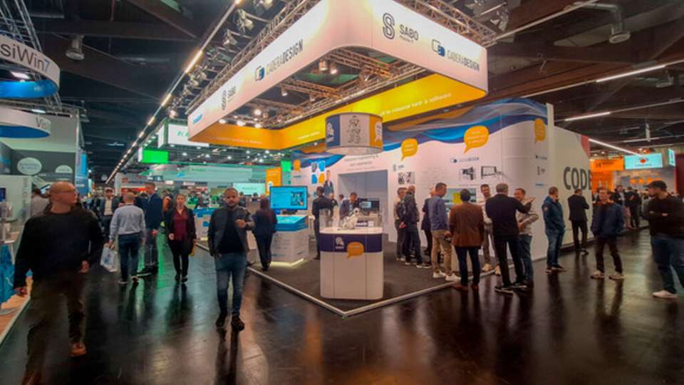 Auf der SPS stehen bei Sabo Mobile IT neben KI-Agenten und Virtual Reality auch Sprachsteuerung und das Internet der Dinge im Fokus.