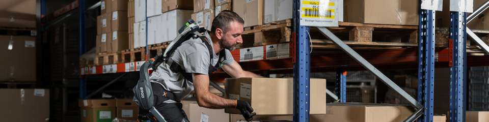 Das elektrische Rücken-Exoskelett B900 entlastet Beschäftigte bei körperlich anstrengenden Tätigkeiten wie dem Heben und Bewegen schwerer Lasten. Es unterstützt die Rückenmuskulatur, reduziert Ermüdung und fördert gesundes, effizientes Arbeiten in Industrie und Logistik.