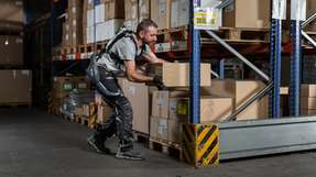 Das elektrische Rücken-Exoskelett B900 entlastet Beschäftigte bei körperlich anstrengenden Tätigkeiten wie dem Heben und Bewegen schwerer Lasten. Es unterstützt die Rückenmuskulatur, reduziert Ermüdung und fördert gesundes, effizientes Arbeiten in Industrie und Logistik.