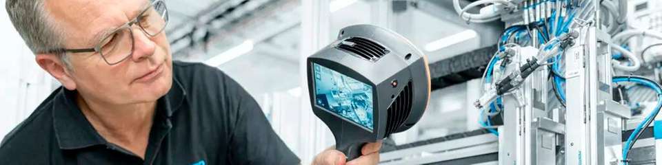 Leckageortung ist eine der wirksamsten und schnellsten Maßnahmen, um Energiekosten in Druckluftsystemen zu senken, sie deckt versteckte Verluste auf, die sonst unbemerkt bares Geld kosten.