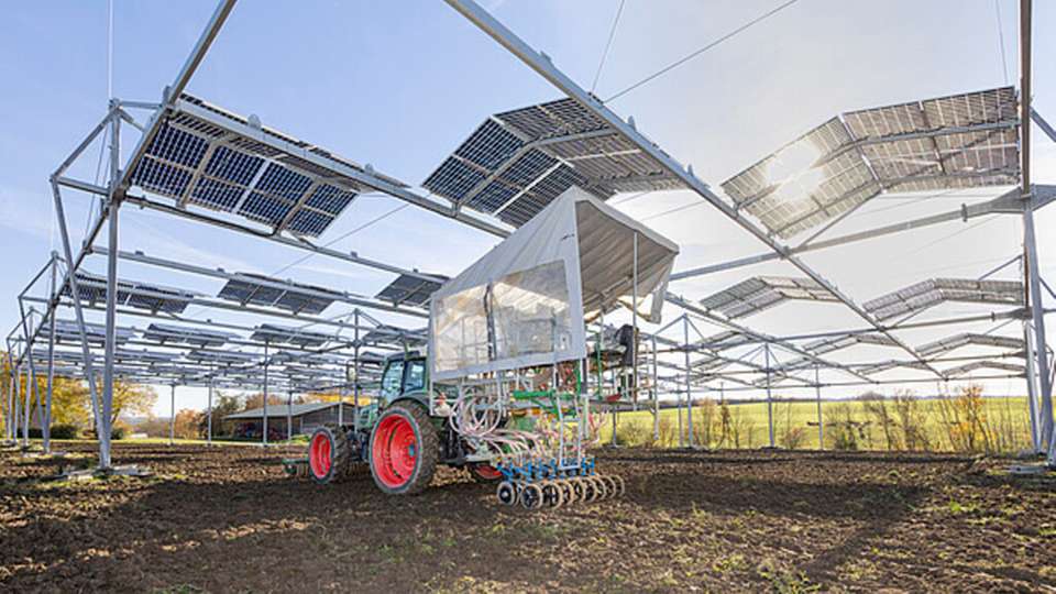 Unter den bis zu zehn Metern hohe Stelzenkonstruktion, können branchenübliche Traktoren ohne Probleme hindurchfahren.