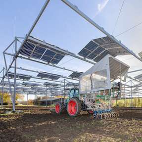 Unter den bis zu zehn Metern hohe Stelzenkonstruktion, können branchenüblichen Traktoren ohne Probleme hindurchfahren.