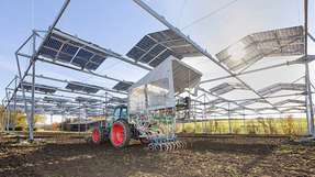 Unter den bis zu zehn Metern hohe Stelzenkonstruktion, können branchenüblichen Traktoren ohne Probleme hindurchfahren.