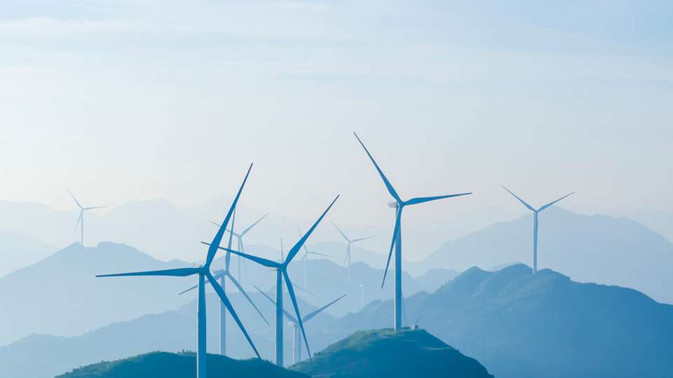 In Bad Berleburg entsteht ein 212-MW-Windpark mit 32 Anlagen, der ab 2027 rund 500.000 MWh Strom pro Jahr liefern soll.