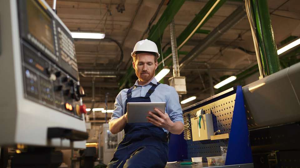 Fachkräfte in der Fertigung stehen unter zunehmendem Druck – Personalengpässe und Digitalisierung prägen den Arbeitsalltag.