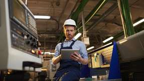 Fachkräfte in der Fertigung stehen unter zunehmendem Druck – Personalengpässe und Digitalisierung prägen den Arbeitsalltag.