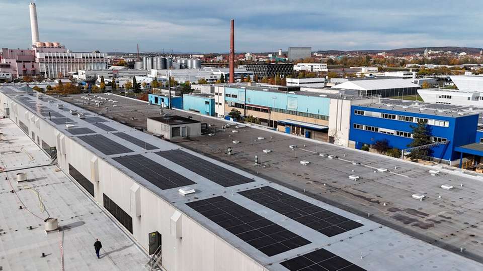 SKF-Werk: Die PV-Module von SunOyster Systems wurden dort mittels Klebetechnik installiert.