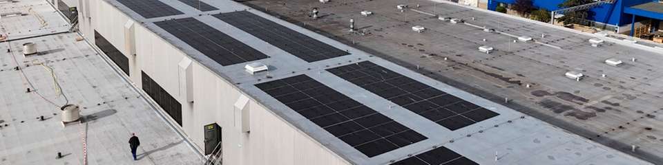 SKF-Werk: Die PV-Module von SunOyster Systems wurden dort mittels Klebetechnik installiert.