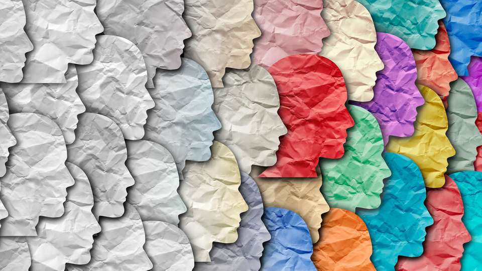 Laut einer Studie bleibt der Fachkräftemangel in Deutschland hoch. Besonders im Gesundheitswesen, im Baugewerbe und in der Verwaltung fehlen qualifizierte Arbeitskräfte.