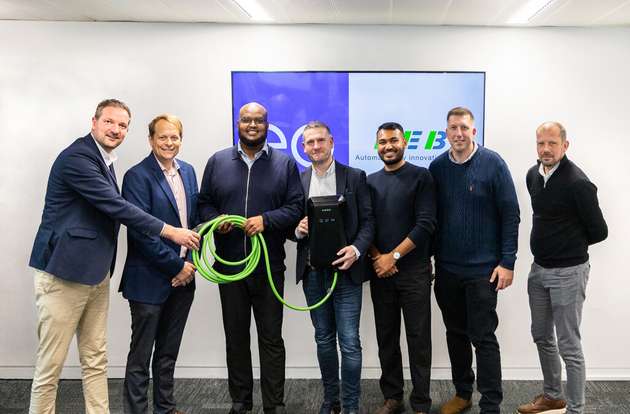 Keba und EO starten strategische Partnerschaft (von links nach rechts): Mathias Knauer (Director Market eMobility, Keba), Richard Earl (R&D Director, EO), Mohoumud Ismail (Fleet Sales Director, EO), Darren Gardner (Country Manager UK, Keba), Sam Arabastani (Senior Product Manager – Integrations, EO), Darren Hitt (Customer Solutions Manager, Keba), Adam Tinkham (Technical Solutions Manager, EO).