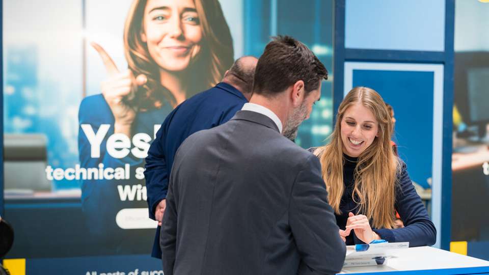 Neuheit im Praxischeck am Conrad Stand auf der SPS: Die Stromzange VC-771 PV ist das unverzichtbare Messinstrument für Profis in Industrie und Automation, die mit anspruchsvollen DC- und AC-Anwendungen konfrontiert sind.