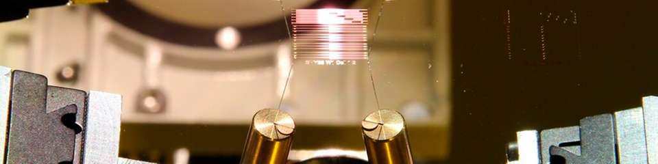 Im Projekt SmaraQ entwickeln Forschende photonische Chips mit integrierten UV-Wellenleitern, die Licht präzise auf Ionenfallen-Quantenprozessoren lenken.