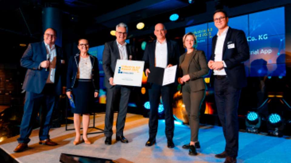 Dr. Oliver Niese, Leiter Digital Business bei Festo (3. von rechts), nimmt den „Allianz Industrie 4.0 Award“ entgegen.