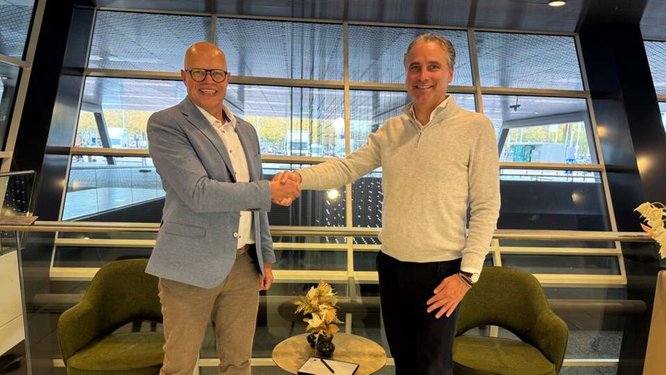 Edwin Telgenkamp, GEA Account Manager Sales (links) und Daniel Bindels, CEO I&L Biosystems (rechts) besiegeln die Zusammenarbeit.