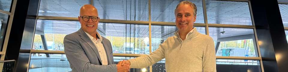 Edwin Telgenkamp, GEA Account Manager Sales (links) und Daniel Bindels, CEO I&L Biosystems (rechts) besiegeln die Zusammenarbeit.