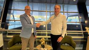 Edwin Telgenkamp, GEA Account Manager Sales (links) und Daniel Bindels, CEO I&L Biosystems (rechts) besiegeln die Zusammenarbeit.