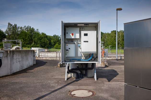 Das Messsystem im Betrieb: Der Analyseschrank erfasst in Echtzeit die Phosphatwerte der beiden Belebungsbecken und überträgt sie in die Netilion-Cloud.